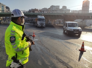 ‘Otobüsler Çalışıyor, Marketler Açık’ Dedi Cezadan Kurtulamadı
