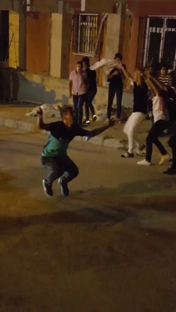 (Özel) Asker Uğurlama Gecesinde Koronaya Aldırış Etmeden Halay Çektiler
