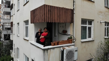 (Özel) Balkonda Tulum Çalan Kadın Tüm Mahalleye Moral Verdi
