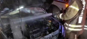 (Özel) Beşiktaş’Ta Yanan Araca Söndürme Tüpüyle Müdahale Kamerada
