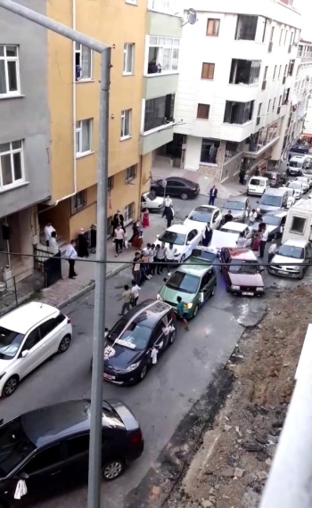 (Özel) Düğün Konvoyu İçin Yolu Kapattılar, Halay Çektiler
