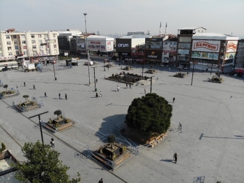 (Özel) Esenyurt’Ta Şeride Rağmen Banka Oturan Vatandaşlar Pes Dedirtti
