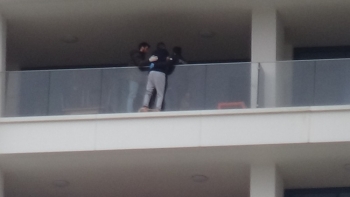 (Özel) Eşiyle Kavga Eden Şahıs 29. Kattaki Evin Balkonunda İntihara Kalkıştı
