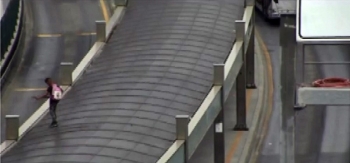 (Özel) Metrobüs Durağında Küçük Çocuğun Tehlikeli Oyunu
