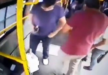 (Özel) Minibüs Koltuğunda Unutulan Telefonu Yolcunun Çaldığı Anlar Kamerada
