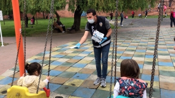 (Özel) Polis Parklardaki Çocuklara Maske Takınca Renkli Görüntüler Oluştu
