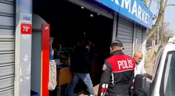(Özel) Sultangazi’De Polis Ekipleri, Yasağa Uymayan Marketi Bastı
