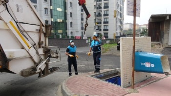 (Özel)Pendik’Te Yürekleri Isıtan Görüntü: Metrelerce Çöp Kuyusuna İnerek Yavru Kediyi Kurtardı
