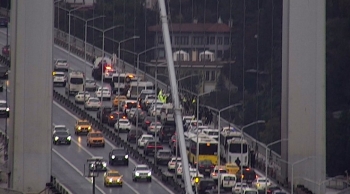 15 Temmuz Şehitler Köprüsü’Nde 2 Kişi İntihara Kalkıştı. Olay Yerine Çok Sayıda Polis Ekibi Sevk Edildi.
