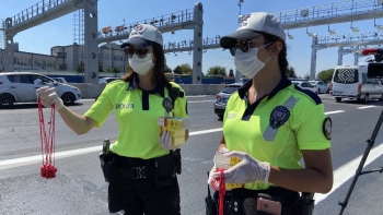 15 Temmuz Şehitler Köprüsü’Nde Polis Çocuklara Düdük Ve Çikolata İkram Etti
