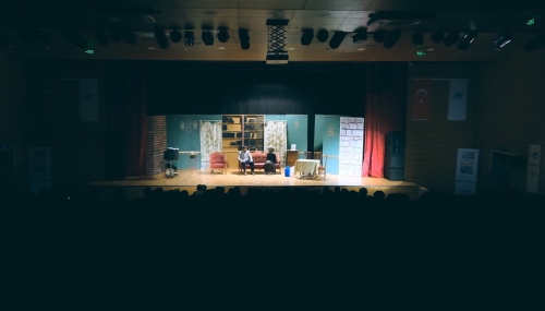 28 Şubat’ın Yıldönümünde Anlamlı Bir Tiyatro Oyunu Sultangazililerle Buluştu: Karanlıkta Açan Çiçekler