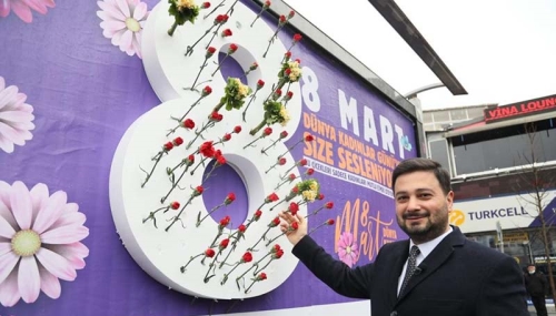 8 MART'TA BILLBOARDLAR ÇİÇEK AÇTI