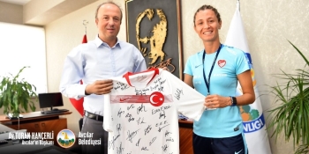 A Milli Kadın Sporcudan Başkan Hançerli’Ye Anlamlı Hediye
