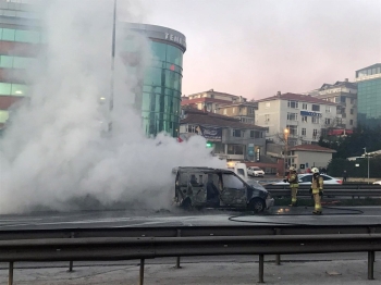 Araç Yangını E-5’Te Trafiği Durma Noktasına Getirdi
