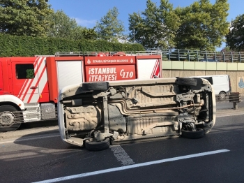 Arızalanıp Yol Kenarına Çekilen Araca Otomobil Çarptı: 3 Yaralı
