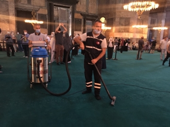 Ayasofya’Yı Gül Kokusu Sardı
