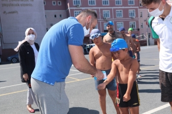 Baba Oğul Yüzme Yarışı Renkli Görüntülere Sahne Oldu
