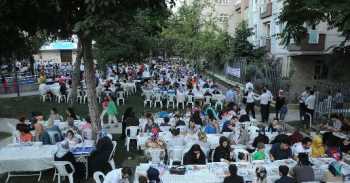 BAĞCILAR’DA VATANDAŞLAR “GÖNÜL SOFRALARI”NDA İFTAR AÇTI