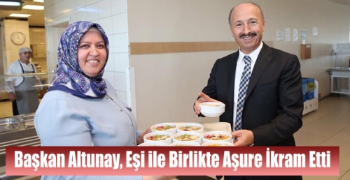 Başkan Altunay, Eşi ile Birlikte Aşure İkram Etti