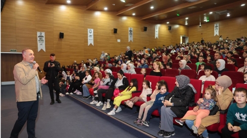 Başkan Dursun, Birlikte Tiyatro İzlediği Çocukların Mutluluklarına Ortak Oldu