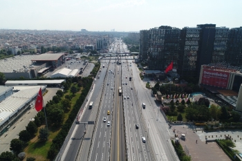 Bayramın İkinci Gününde Boş Kalan Yollar Havadan Görüntülendi
