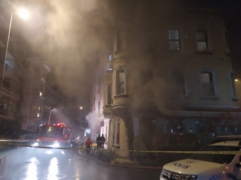 Beşiktaş’Ta Yangını Çeken Gazetecileri ‘Kameranı Kırarım’ Diye Tehdit Ettiler
