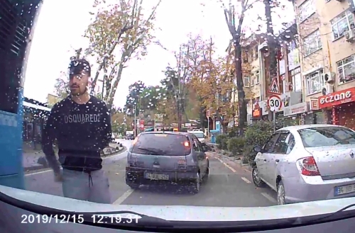 Beykoz’da magandaların trafikte bir sürücünün yolunu kestiği anlar kamerada