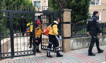 Beylikdüzü’Nde Bir Kadın, Eşini Silahla Vurarak Öldürdü. Polisi Arayan Kadın Teslim Oldu. Olay Yerine Gelen Polis Ekiplerinin Evdeki İncelemeleri Sürüyor.
