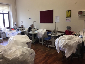 Beyoğlu’Nda Sağlık Çalışanları İçin Hijyen Tulumu Üretimine Başlandı
