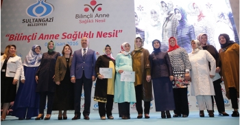 Bilinçli Anneler Sertifikalarını Dr. Sare Davutoğlu’nun Elinden Aldı