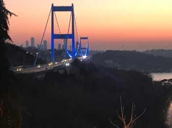 Boğaz Köprüleri Polisler İçin Mavi-Beyaz Işıkla Aydınlatıldı
