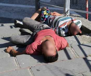 Bonzai İçen Gençler Merdivene Yığılıp Kaldı