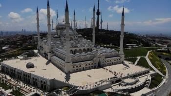 Büyük Çamlıca Camisi’Nde Oluşan Kilometrelerce Kuyruk Havadan Görüntülendi
