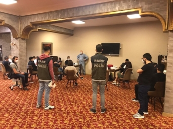 Dernekte Kumar Oynarken Yakalanan 23 Kişiye 50 Bin Lira Para Cezası
