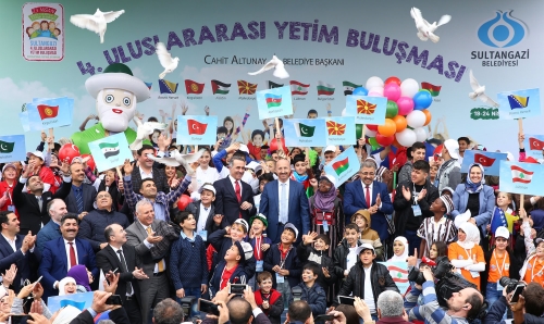 Dünya Yetimleri Barış Güvercinleri Uçurdu