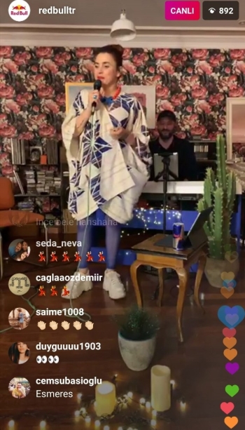 Evdeçal’Da Çıkan Ceylan Ertem En Sevilen Şarkılarını Binlerle Söyledi
