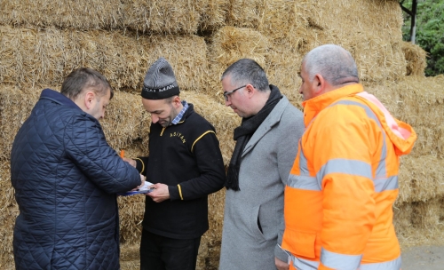 Eyüpsultan'da hayvan yetiştiricilerine yem desteği
