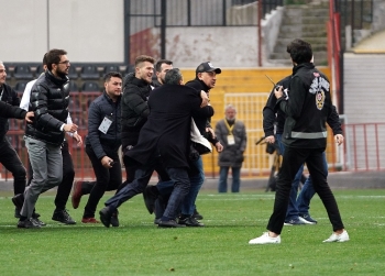 Fatih Karagümrük - Altay Maçının Ardından Saha Karıştı
