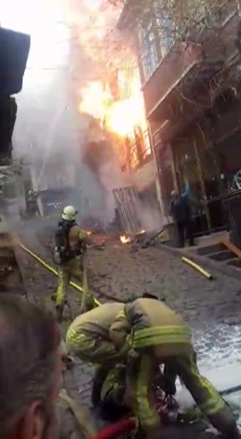 Fatih’Te Alev Alev Yanan Ahşap Bina Çöktü
