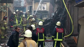 Fatih’Te Alev Alev Yanan Binanın Bir Kısmı Çöktü
