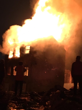 Fatih’Te Metruk Bina Alev Alev Yandı
