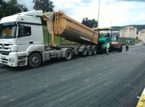 GAZİOSMANPAŞA’DA ASFALTLAMA ÇALIŞMALARI TÜM HIZIYLA SÜRÜYOR 
