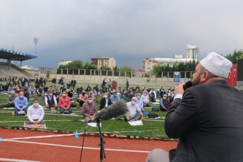 İstanbul’Da Dev Stadyumda Günler Sonra İlk Cuma Namazı
