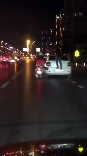 İstanbul’Da Şaşkınlık Veren Görüntü: Arıza Yapan Aracı Motosiklet İle İtti
