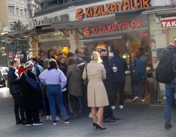 İstiklal Caddesi’Nde Büfeler Önünde Yemek Yeme Yoğunluğu

