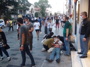 İstiklal Caddesi’Nde Düşerek Yaralanan Yaşlı Adam İçin Seferber Oldular
