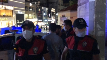 İstiklal Caddesi’Nde Korku Dolu Anlar Yaşatan Şahıs Gözaltına Alındı
