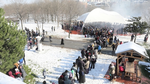 KAĞITHANE'DE 10 BİN KİŞİ KARDA SUCUK EKMEK KEYFİ YAPTI