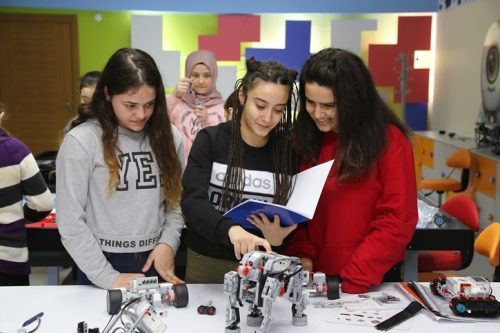 KAĞITHANE’DE ROBOT YAPMAK ÇOCUK OYUNCAĞI