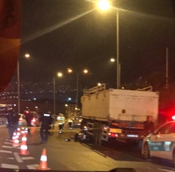 Kamyonun Altında Kalan Motosikletli Sürücü Hayatını Kaybetti
